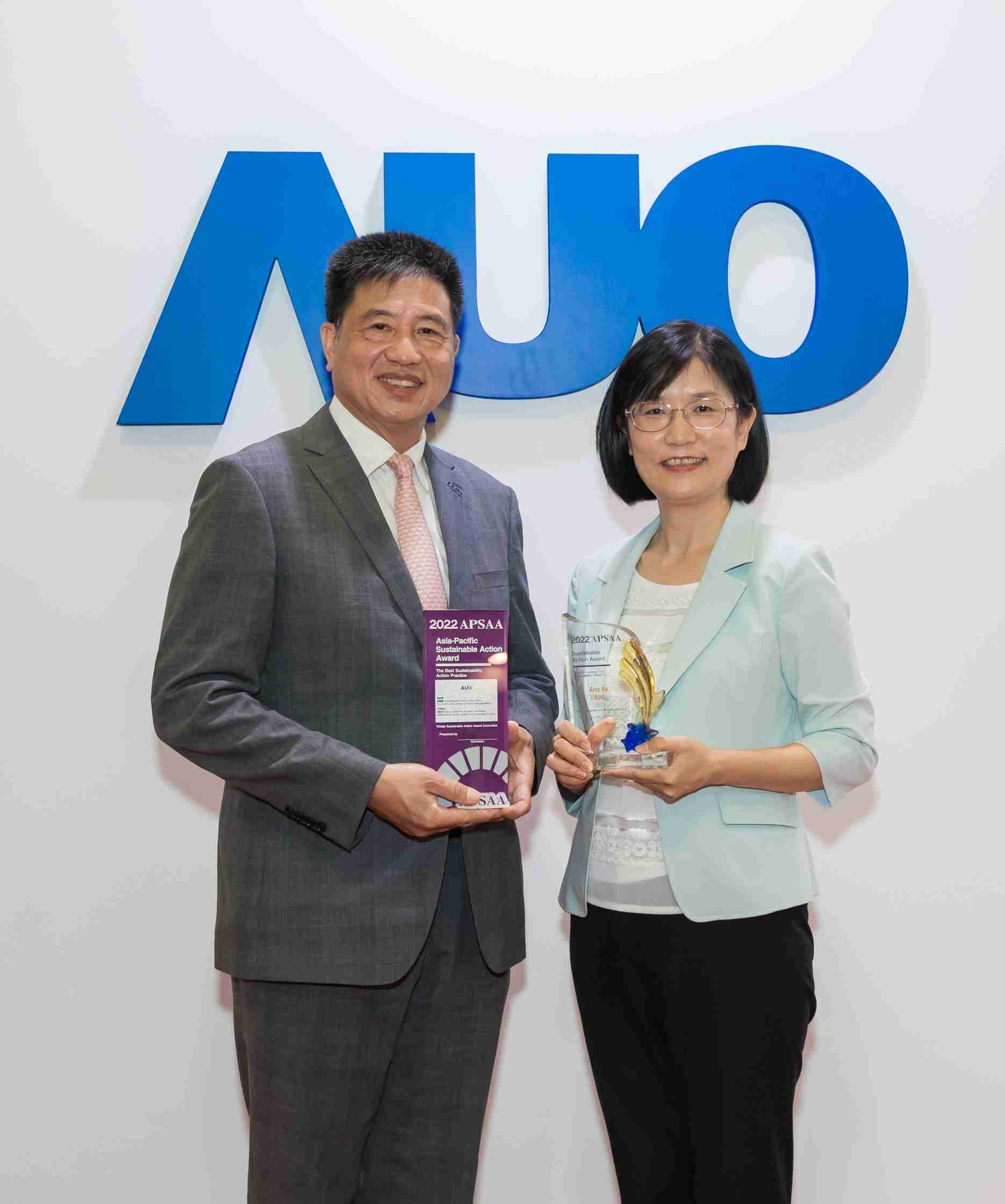 壹号平台长期垫筑永续远景的基石，，，，透过ESG暨气候委员会逐步实践永续策略蓝图。。其中，，，，壹号平台光电永续长古秀华带领团队、、制定中长期目标，，，缔造多面向亮眼表现，，获得「顶尖永续长奖」的个人奖殊荣（左：壹号平台光电董事长暨执行长彭双浪，，右：壹号平台光电永续长古秀华）