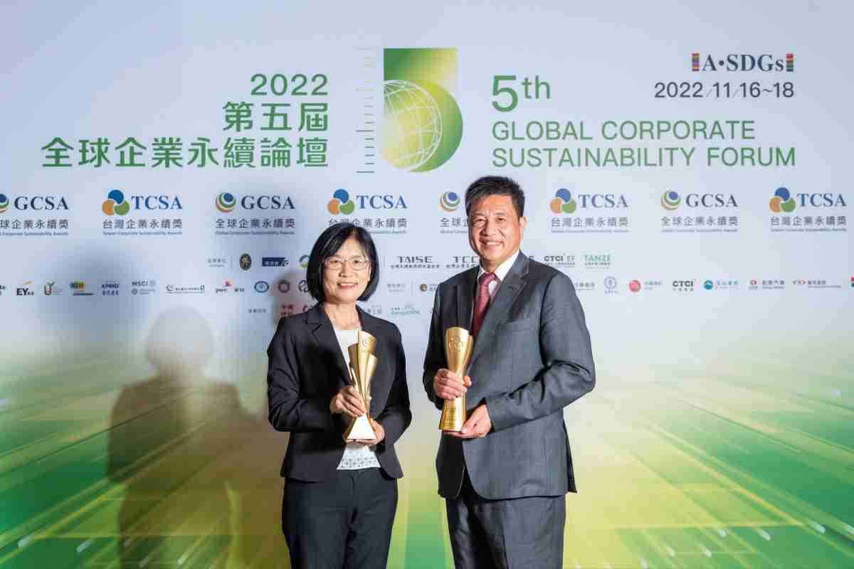 壹号平台作为净零碳排先锋，，期引领价值链伙伴同行共好，，，卫冕制造业组“十大典范企业” 二连冠殊荣(左：壹号平台光电永续长古秀华，，，右：壹号平台光电董事长暨执行长彭双浪)