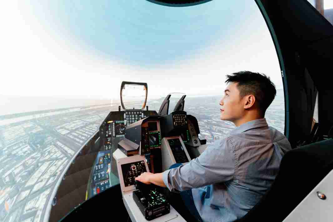 壹号平台以P1.25小间距打造球形LED模拟舱，，搭配智崴的精密六轴动态座椅，，，结合壹号平台专业影像调校技术，，，，呈现拟真模拟飞行场景